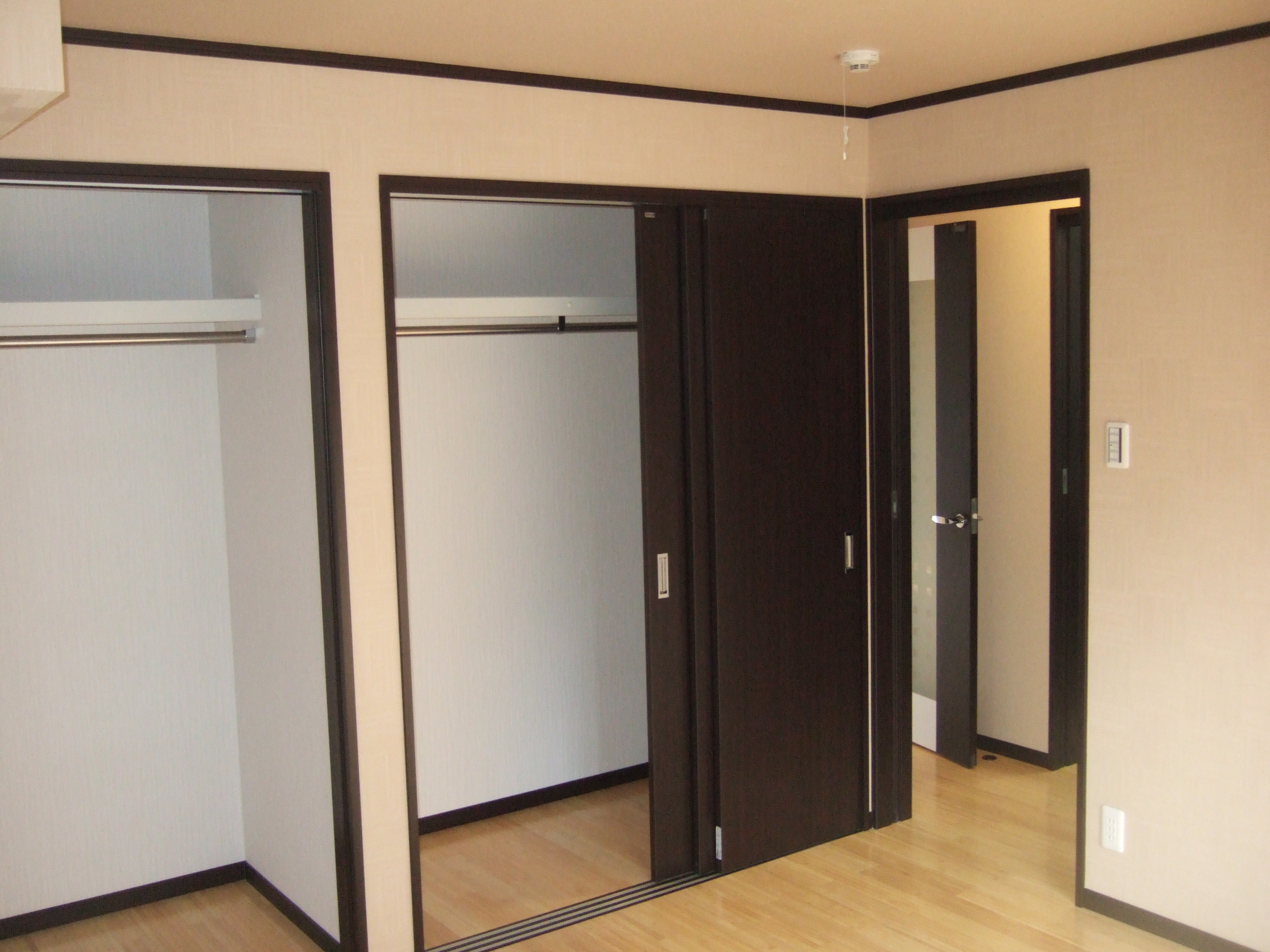 物の出し入れがしやすい３枚連動のクローゼット引戸