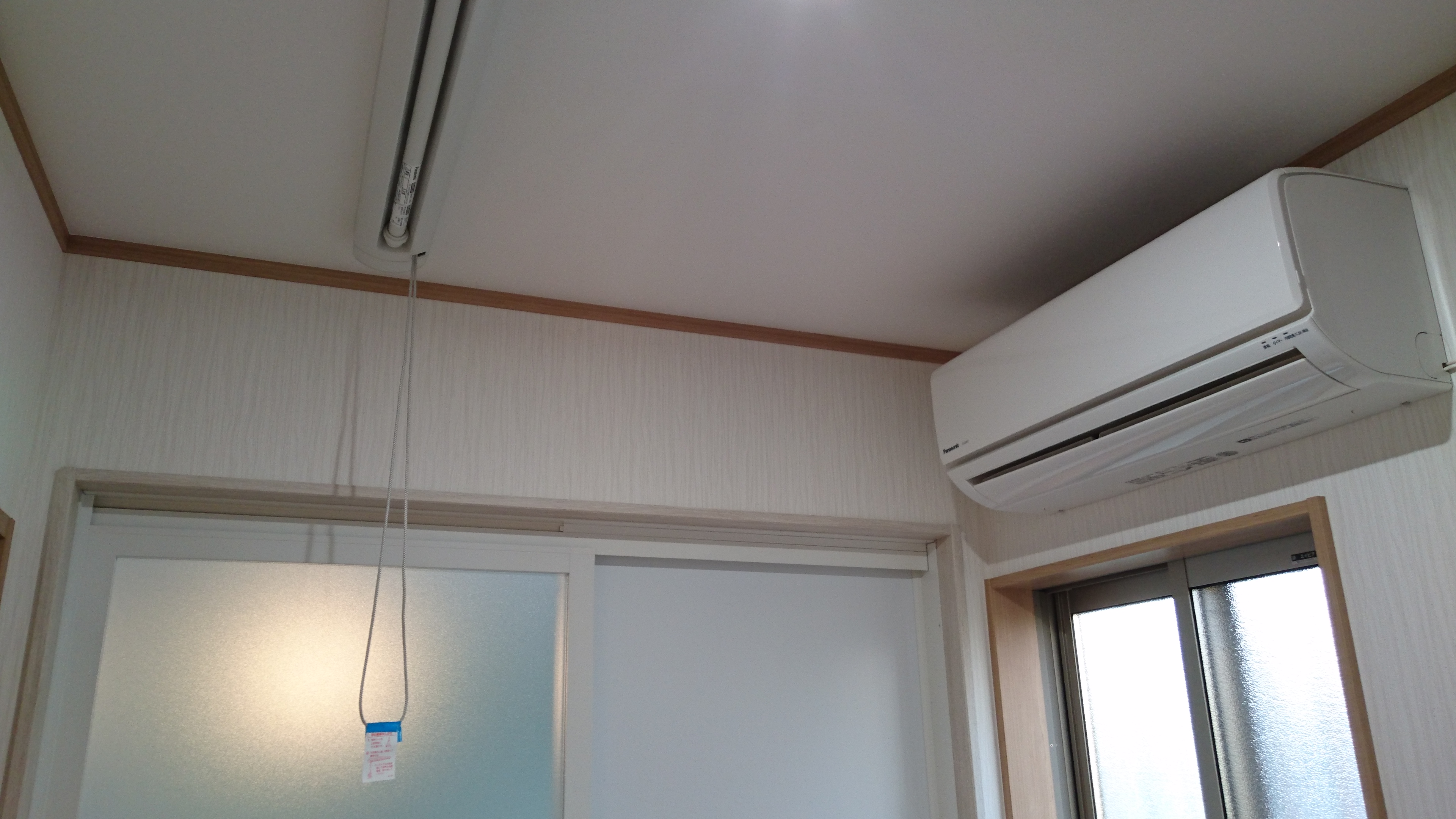 洗面所に天井より吊り下げ式の物干竿を付けました。エアコンにより寒い冬も快適です