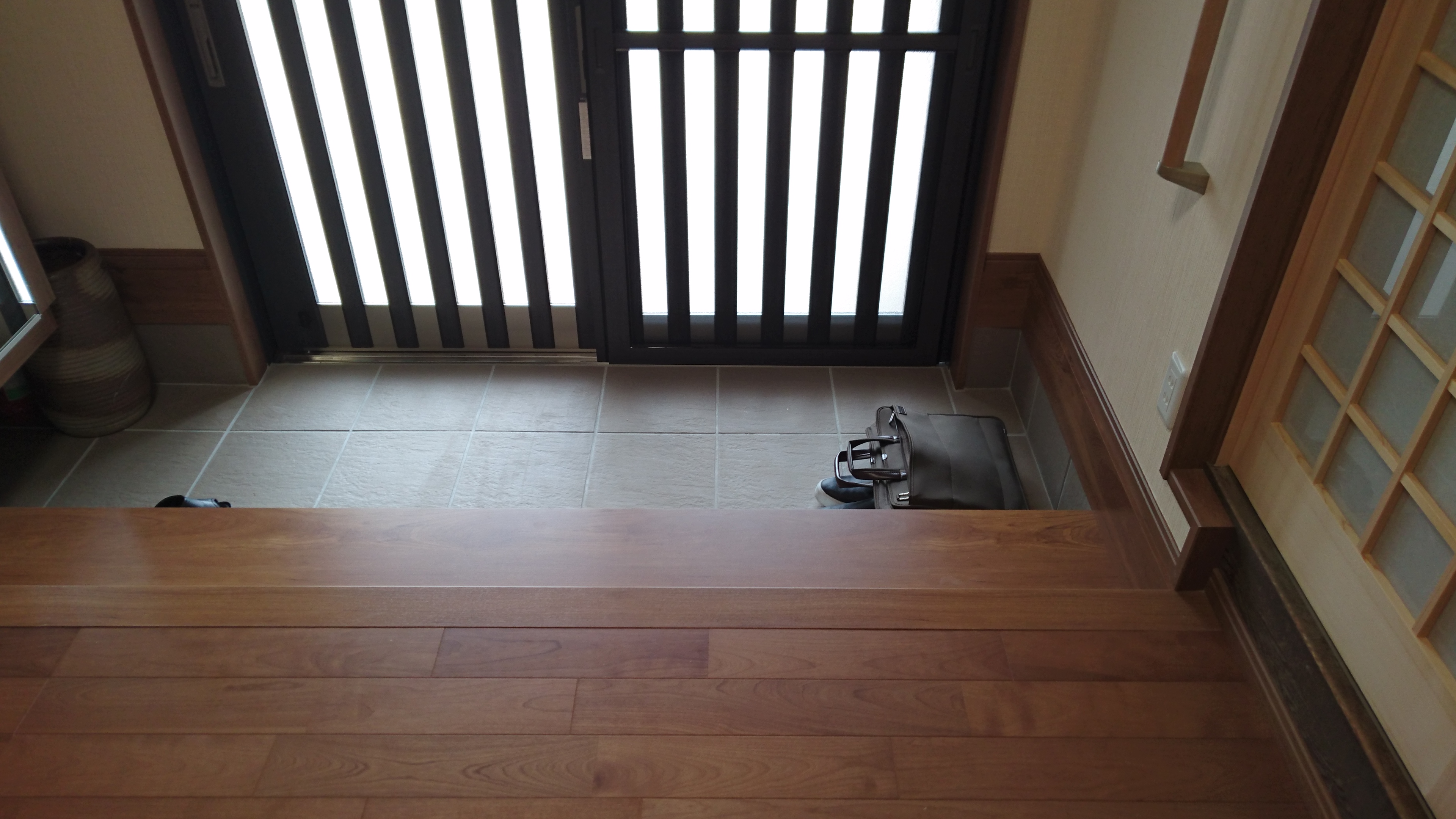 玄関サッシの幅を広げ、式台により１段階段を設けました。