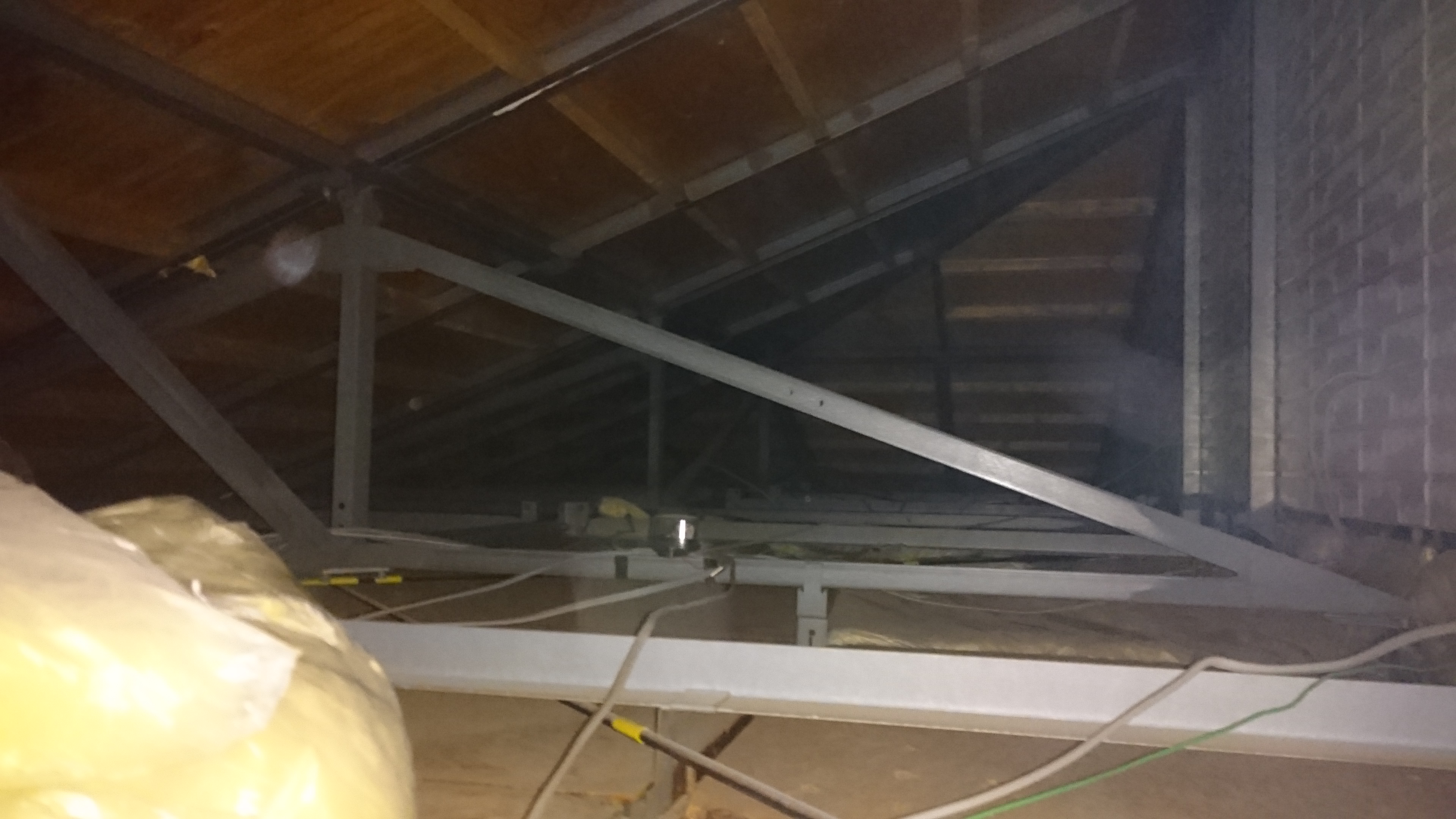 屋根裏から解体予定の間仕切り壁を確認します。