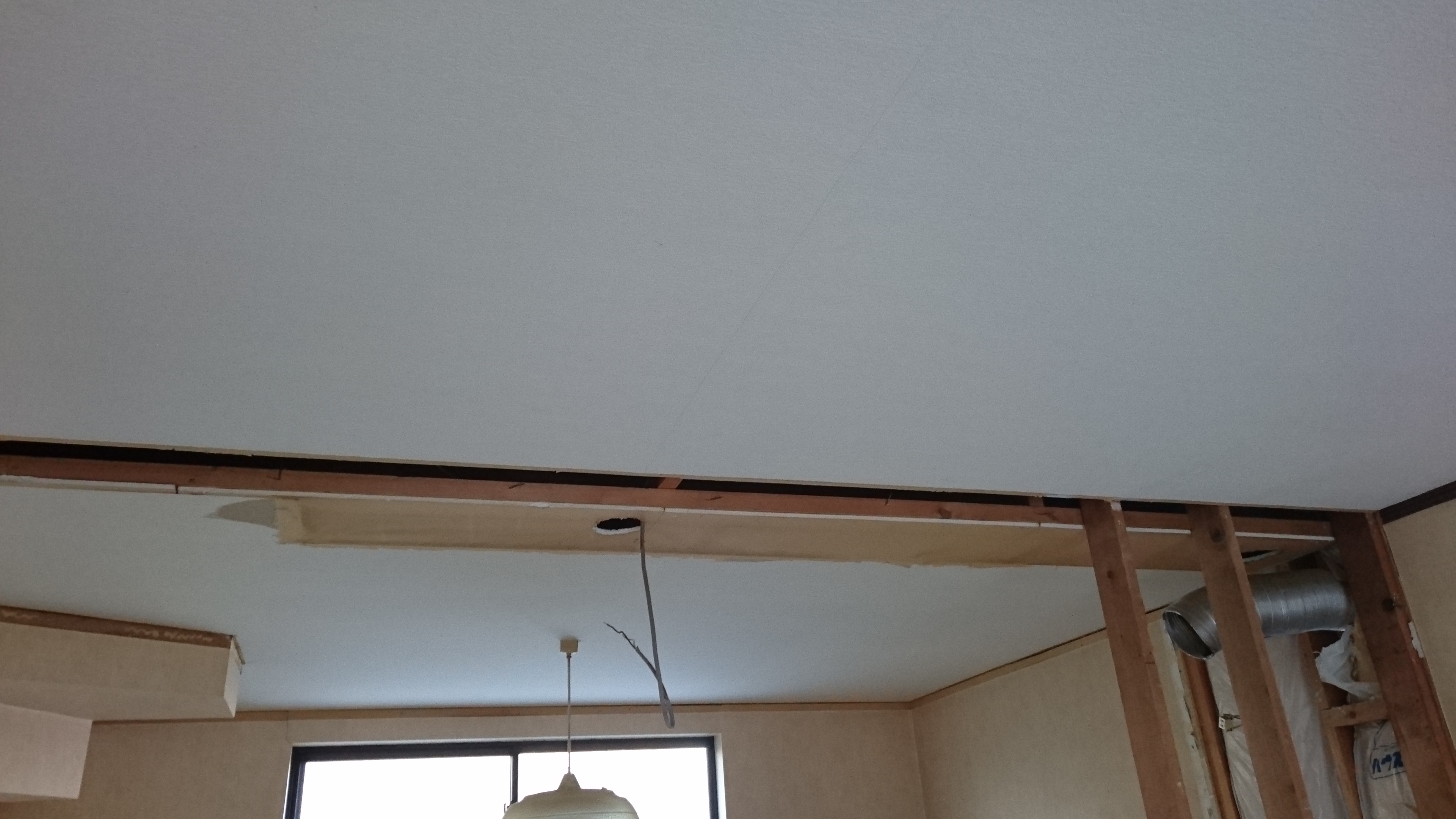 吊戸棚を撤去すると天井の段差と隙間が現れました。どうやって納めようか悩む所です。