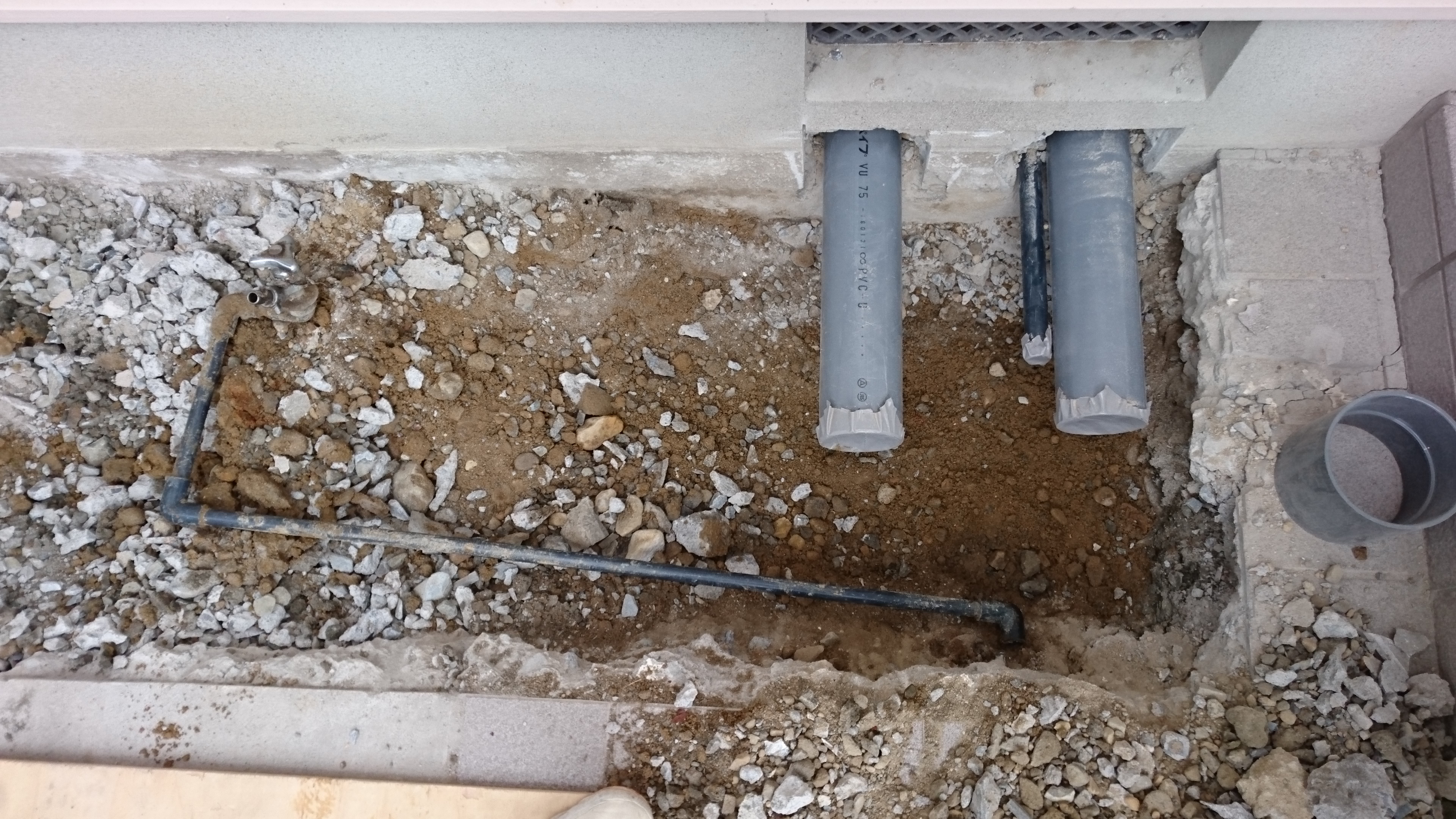 家の床下から排水管を取り出します。左が雑排水、右がトイレ汚水