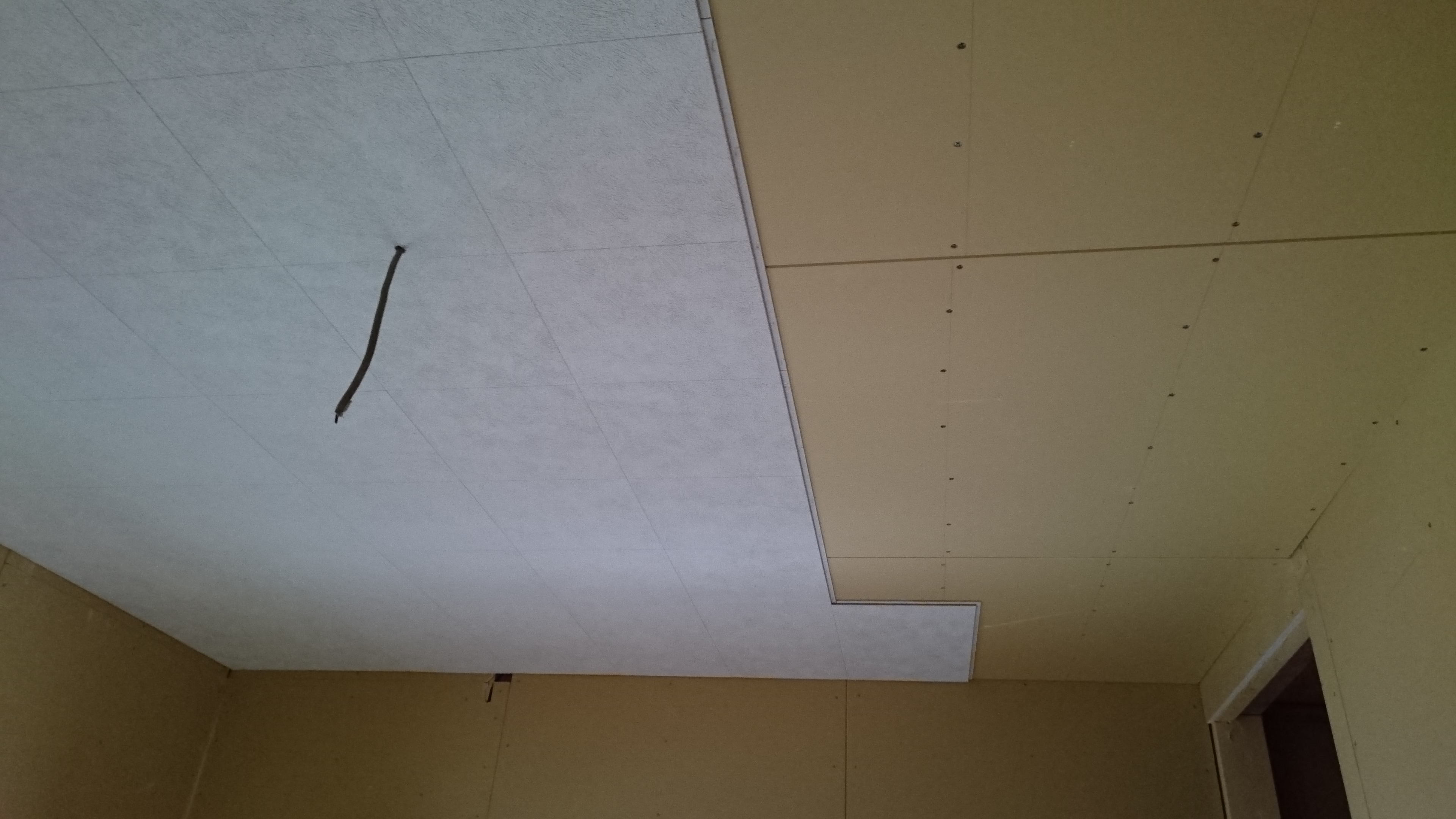 天井にプラスターボードの捨て貼りをして吸音調湿ボードを張ります。