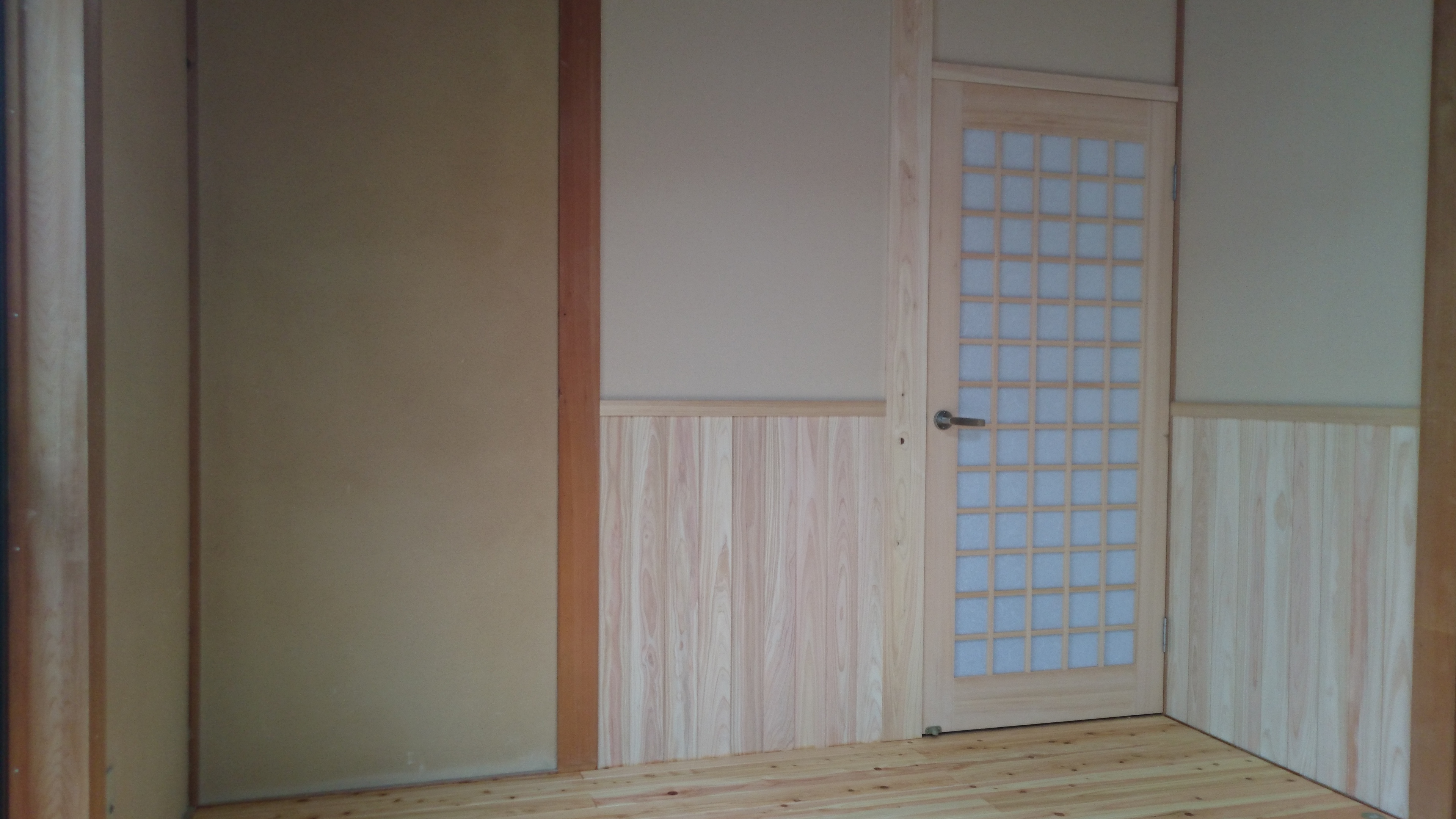 木曽桧のドアと腰壁の上は和紙クロスです。