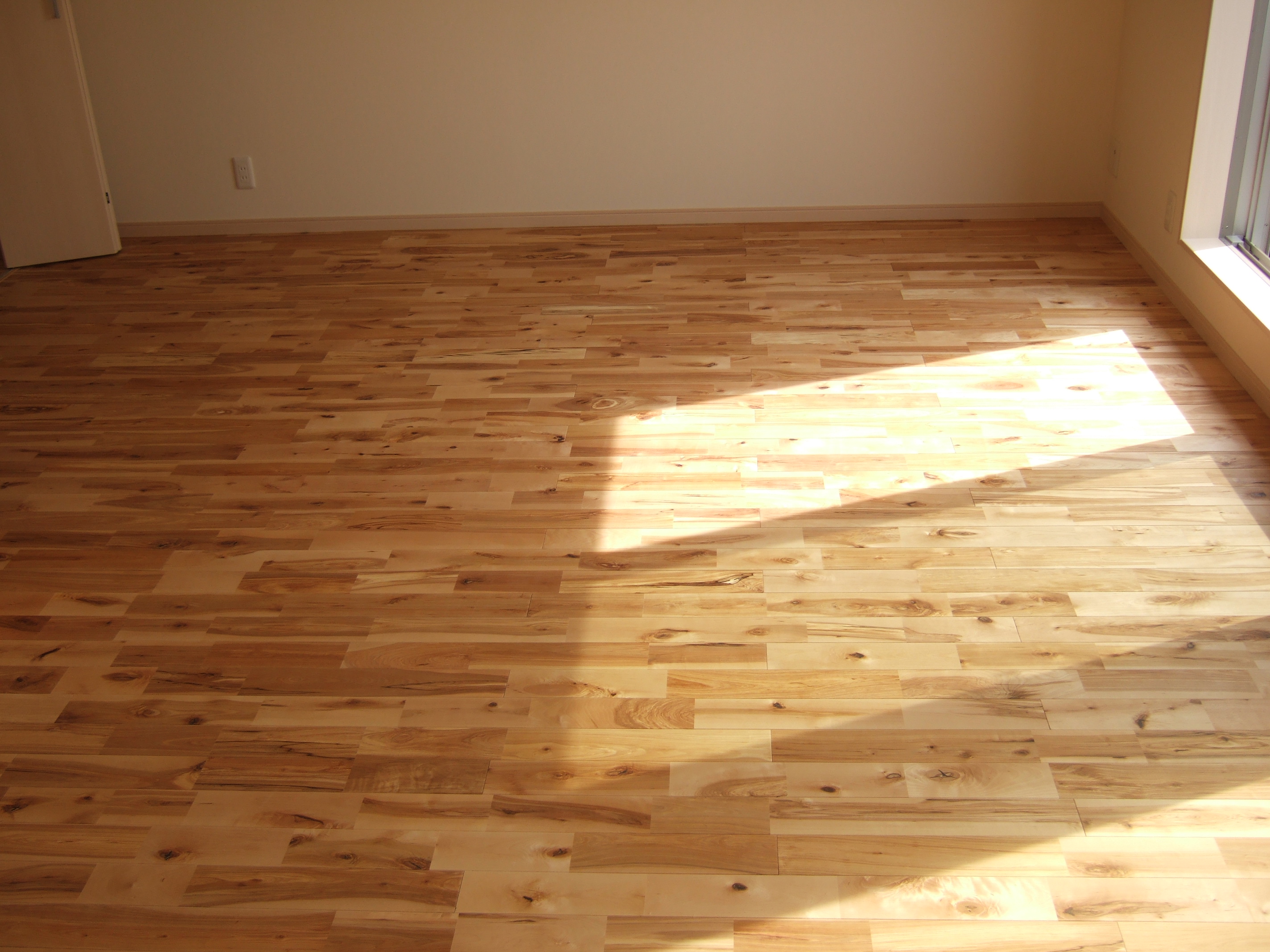 2階子供室床は節ありのカバ材無垢フローリング。生き生き感があって色合いも良く、こじゃれた雰囲気です。