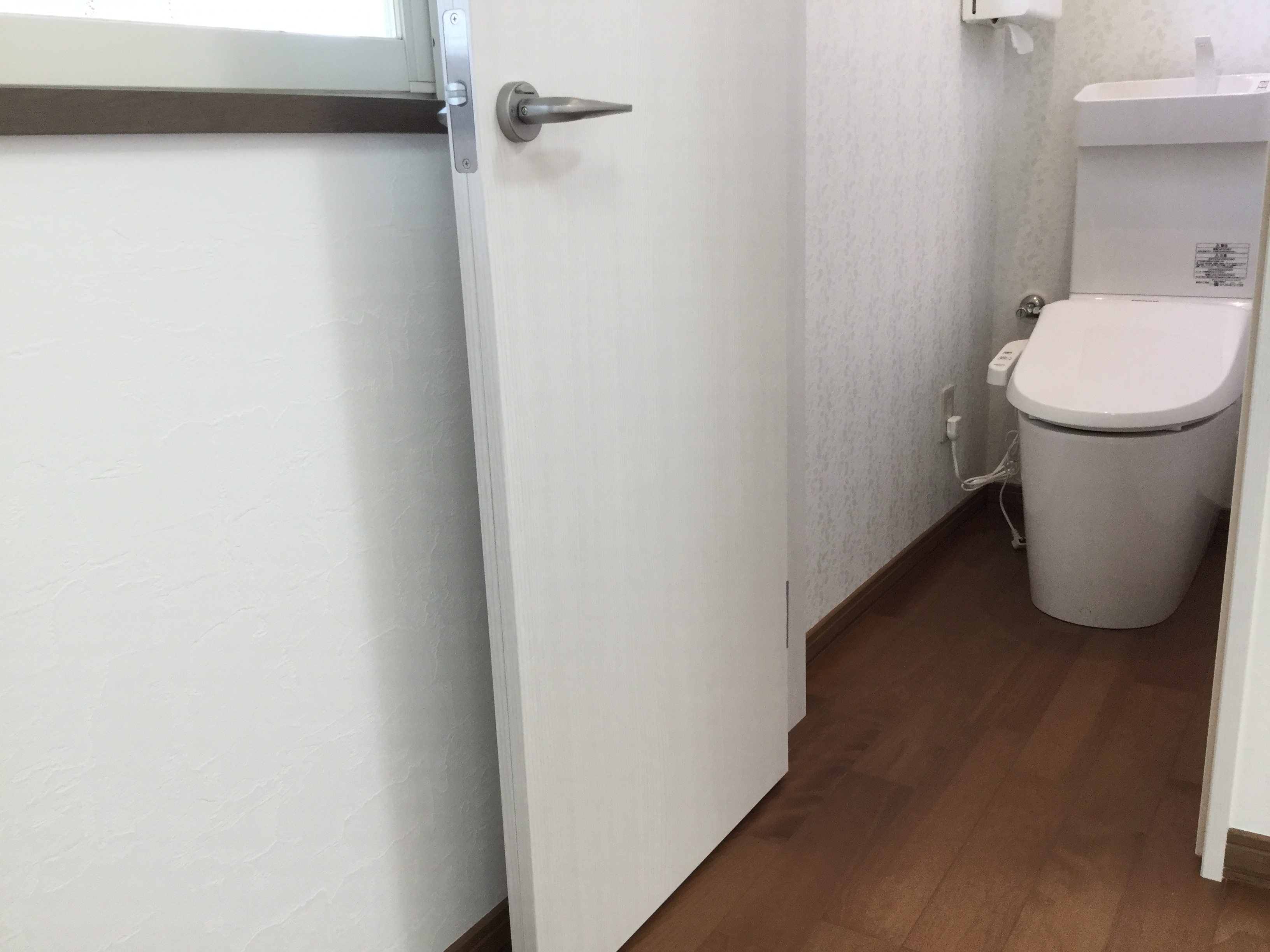 トイレは床の段差を解消して手洗い付のパナソニックアラウーノVです