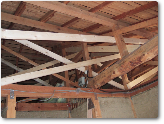 小屋裏の筋違いは重い瓦屋根の揺れを防ぎます。